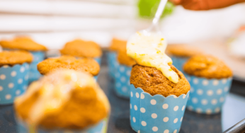 Cupcake de baunilha com recheio de morango