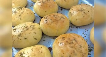 Pãozinho de cebola macio e fácil um lanche delicioso para sua tarde