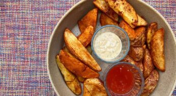 Batata temperada acompanhada de molho picante delicia –